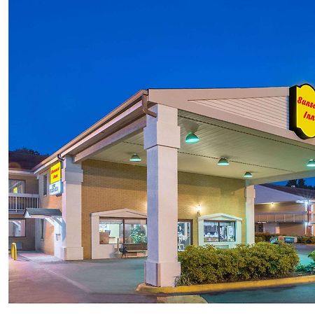 Sunset Inn Northlake Шарлотт Экстерьер фото
